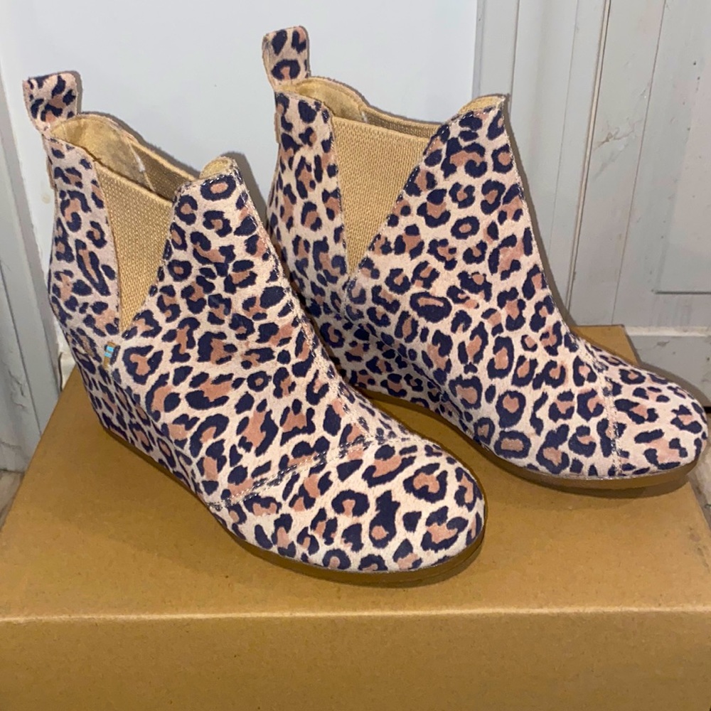!!TOMS LEOPARD SUEDE ANKLE BOOTIES!!